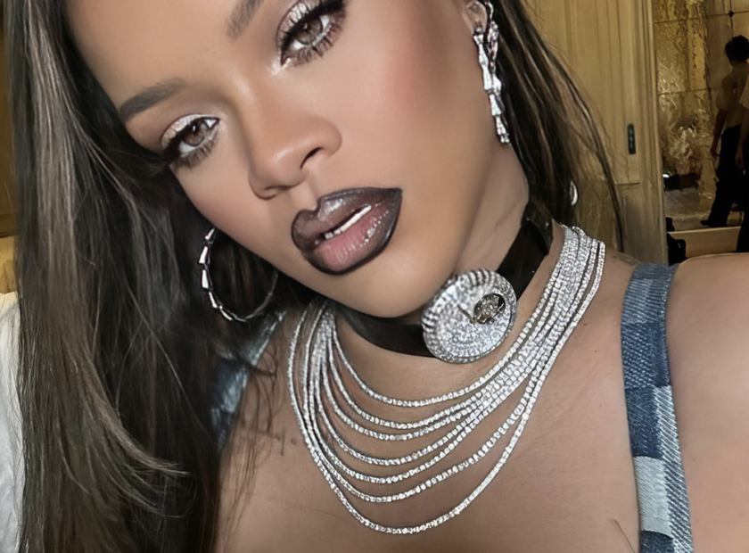 Rihanna vuelve a causar tendencia al portar un reloj el cuello