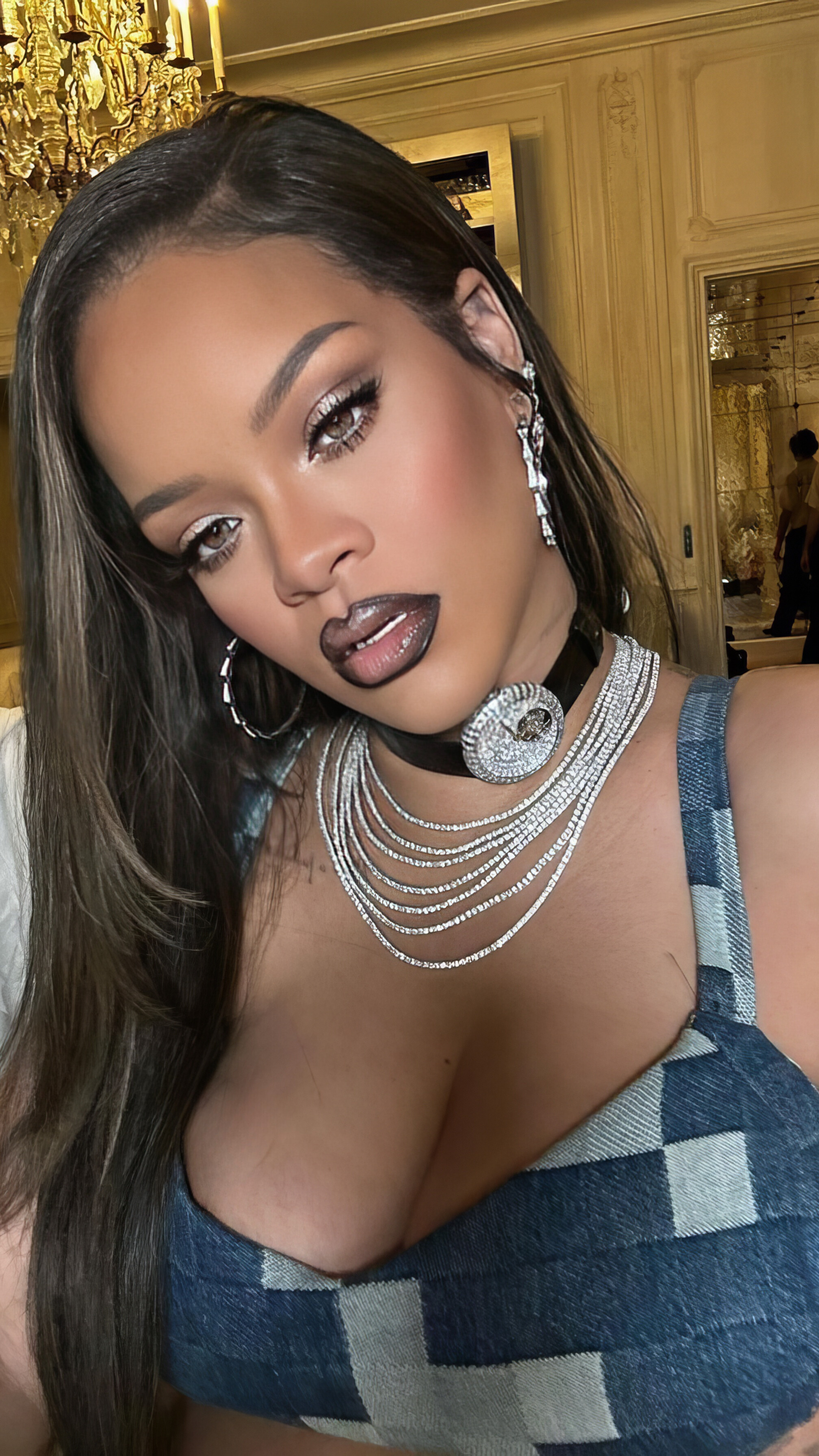 Rihanna vuelve a marcar tendencia, pues durante el desfile de Louis Vuitton portó el Brilliant Flying Tourbillon de 30 quilates de Jacob & Co, al rededor del cuello. 