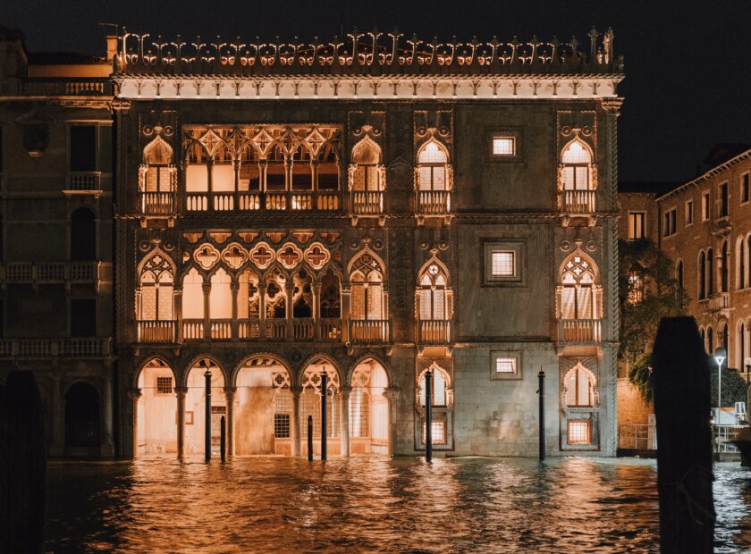 Luz y reflejos: POMELLATO Y EL PATRIMONIO VENECIANO APORTAN UN FUTURO DORADO A LA FACHADA DEL MUSEO GALLERIA GIORGIO FRANCHETTI ALLA CA' D'ORO DE VENECIA