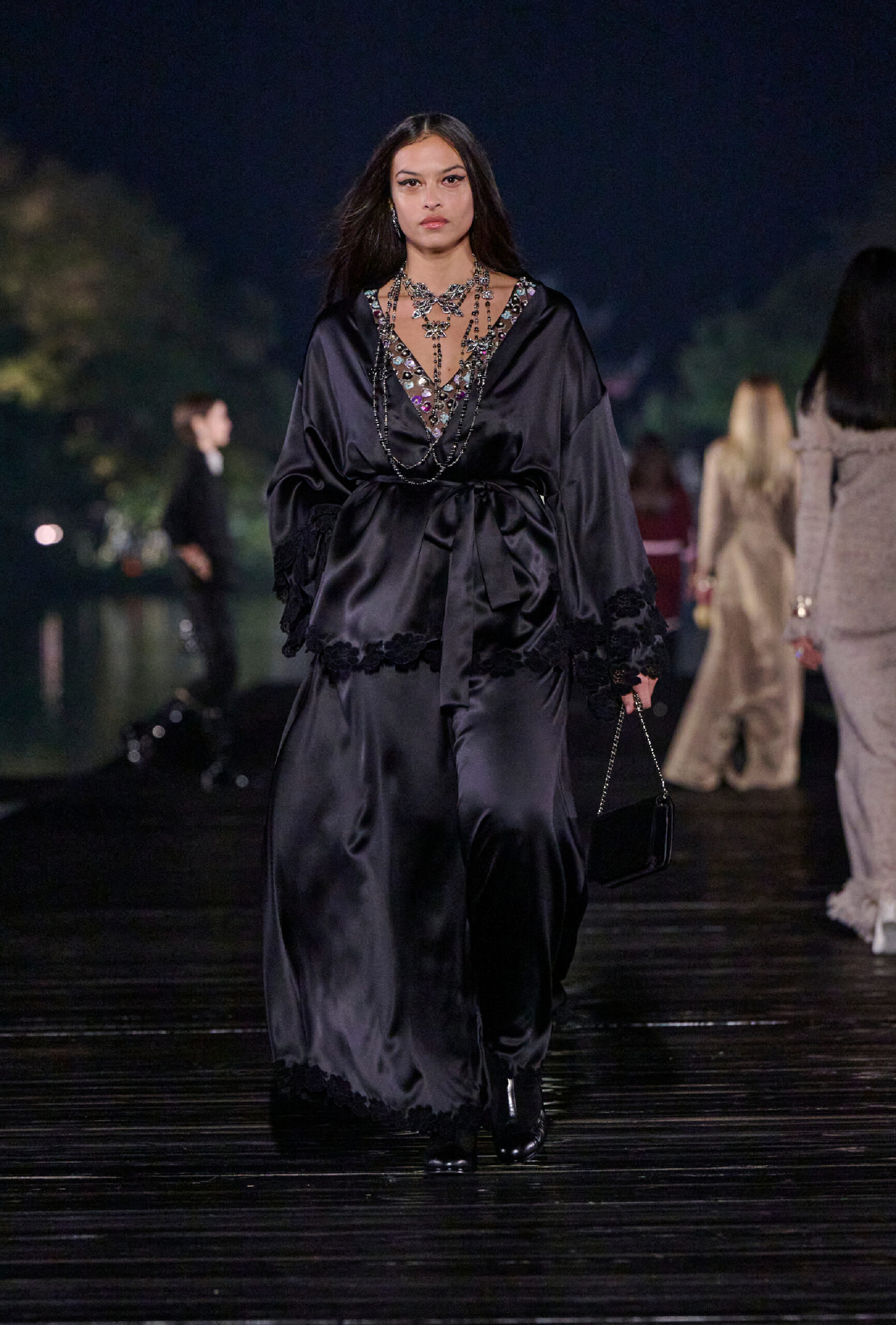 CHANEL CELEBRA LOS MÉTIERS D’ART 2024/25 EN EL EMBLEMÁTICO LAGO DEL OESTE DE HANGZHOU, CHINA