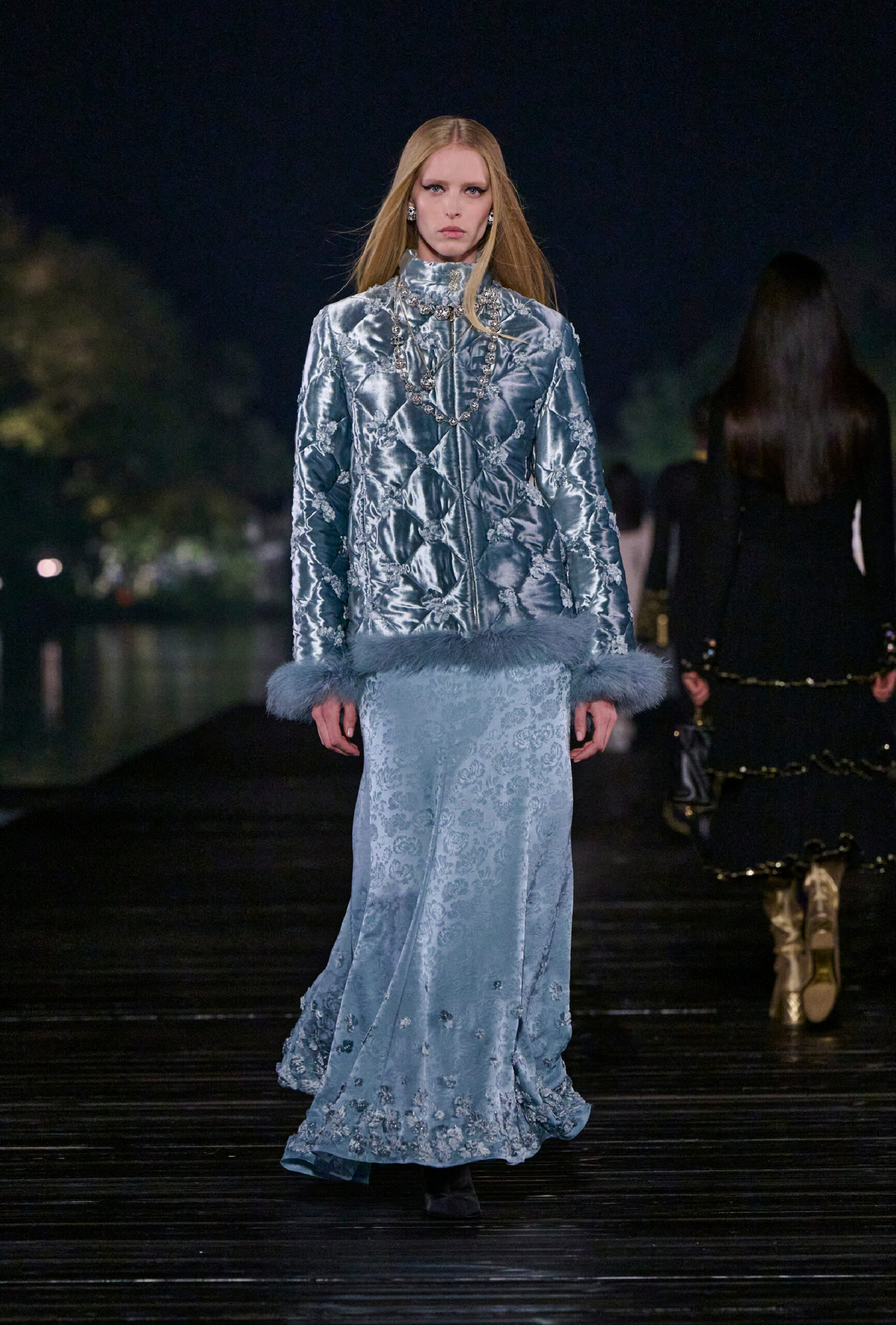 CHANEL CELEBRA LOS MÉTIERS D’ART 2024/25 EN EL EMBLEMÁTICO LAGO DEL OESTE DE HANGZHOU, CHINA