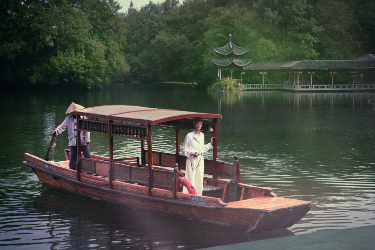 CHANEL CELEBRA LOS MÉTIERS D’ART 2024/25 EN EL EMBLEMÁTICO LAGO DEL OESTE DE HANGZHOU, CHINA